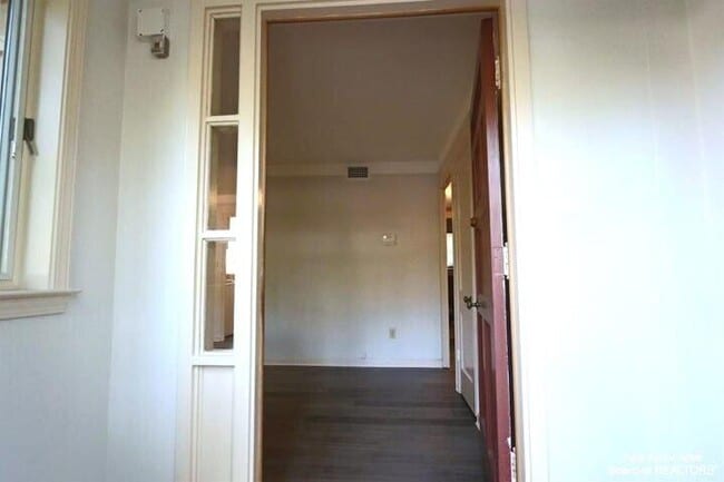 Building Photo - 611 Robin Rd