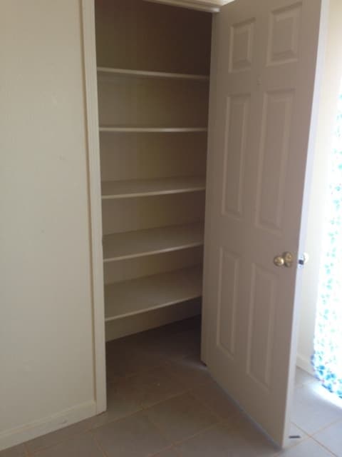 Building Photo - Los Banos, Large 2 story 5 bedroom 3 full ...