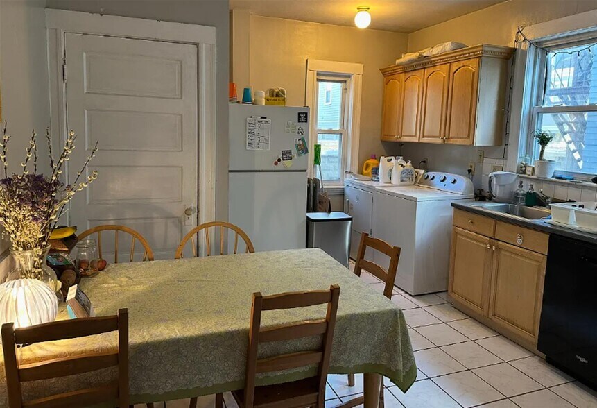 Building Photo - 183 College Ave