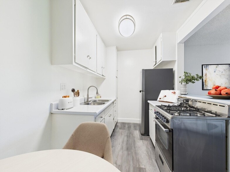 Primary Photo - Roscoe Terrace