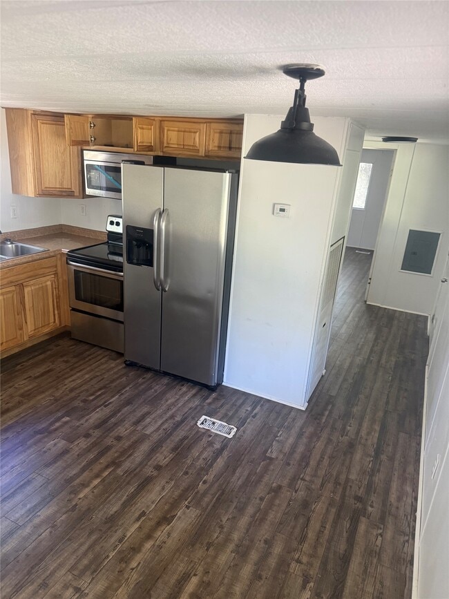 Building Photo - 933 S Pine Lake Rd