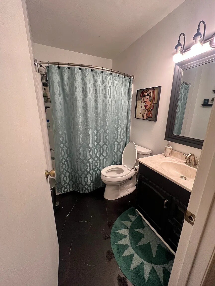 Building Photo - Room in Townhome on Willow Bridge Dr