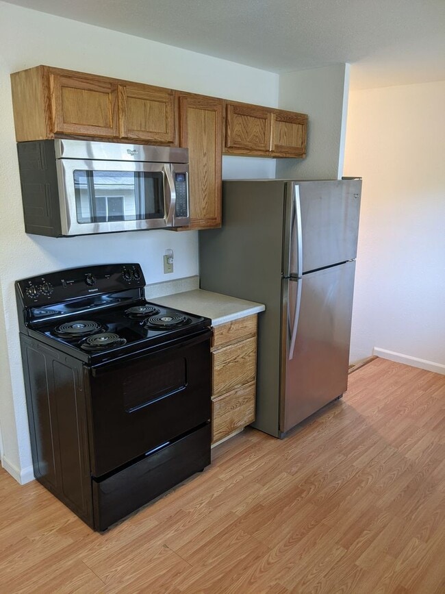 Building Photo - Large and recently remodeled 5 bedroom wit...