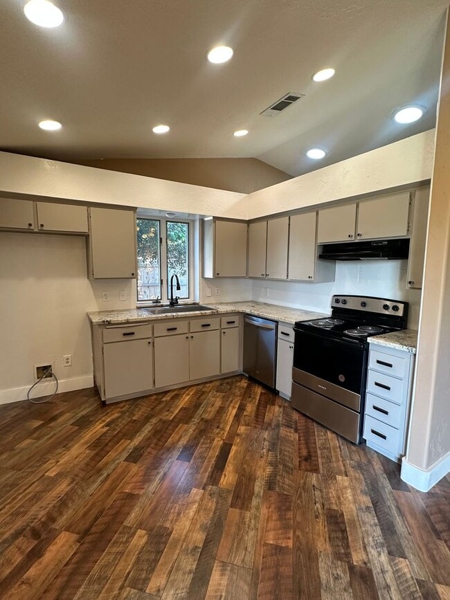 Building Photo - Charming 3 bedroom 2 bathroom home located...