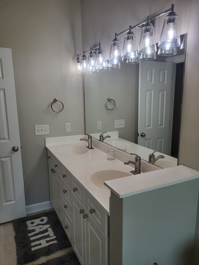 Building Photo - 407 S Elgin Ct