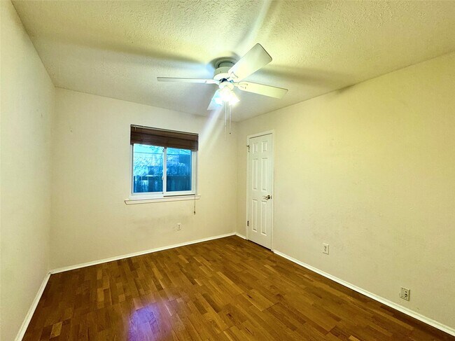 Building Photo - 310 Knoll Forest Dr