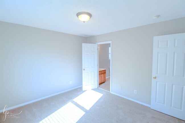 Building Photo - 2013 Laurel Oak Ct