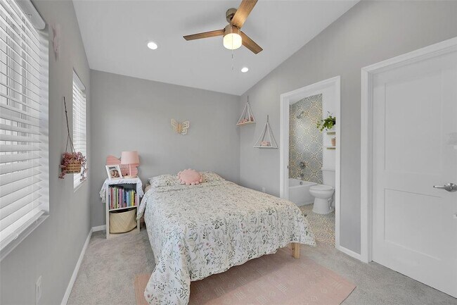 Building Photo - 640 NE 17th Way