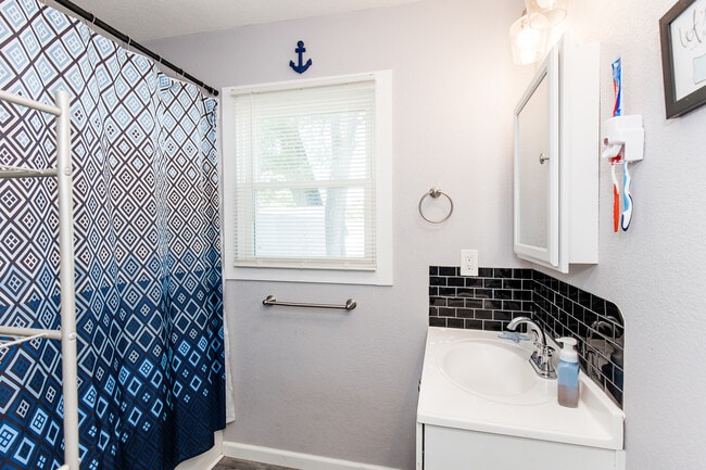 Building Photo - 1314 W 9th St