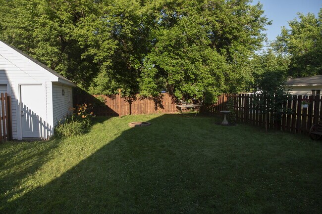 Building Photo - Beautifully Renovated 4-Bedroom Home with Fenced Backyard!