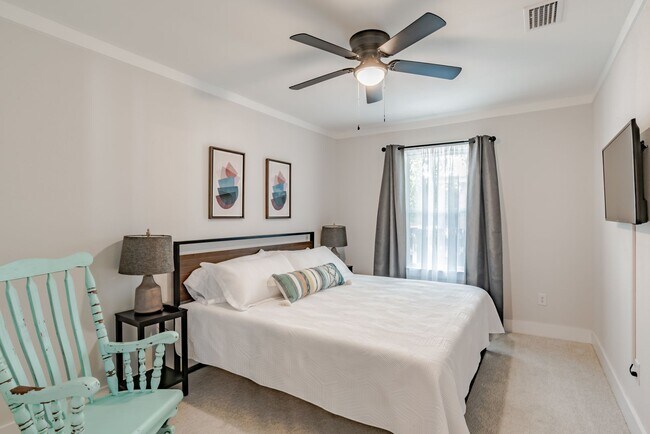 Building Photo - Stylish 3 Bedroom Bungalow near NAS and Be...