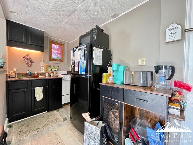 Building Photo - BEAUTIFUL DOWNTOWN CONDO WITH MOUNTAIN VIEWS