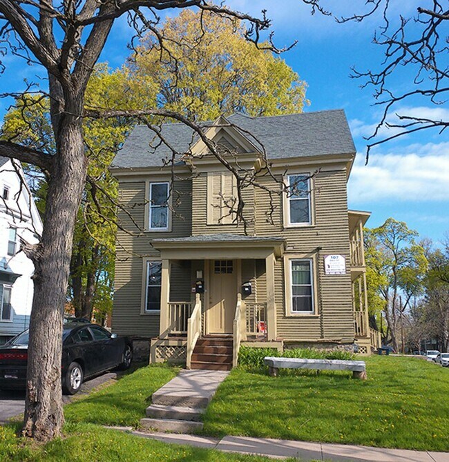 Building Photo - Beautiful Upper Flat With Private Side Por...