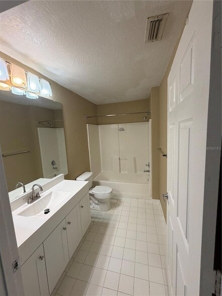 Building Photo - 5475 Vineland Rd