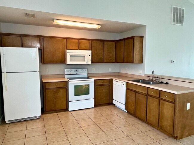 Building Photo - 3/2 centrally located!!
