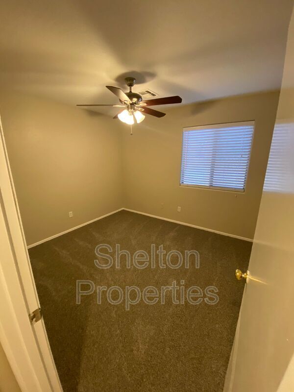 Building Photo - 10834 W Wilshire Dr