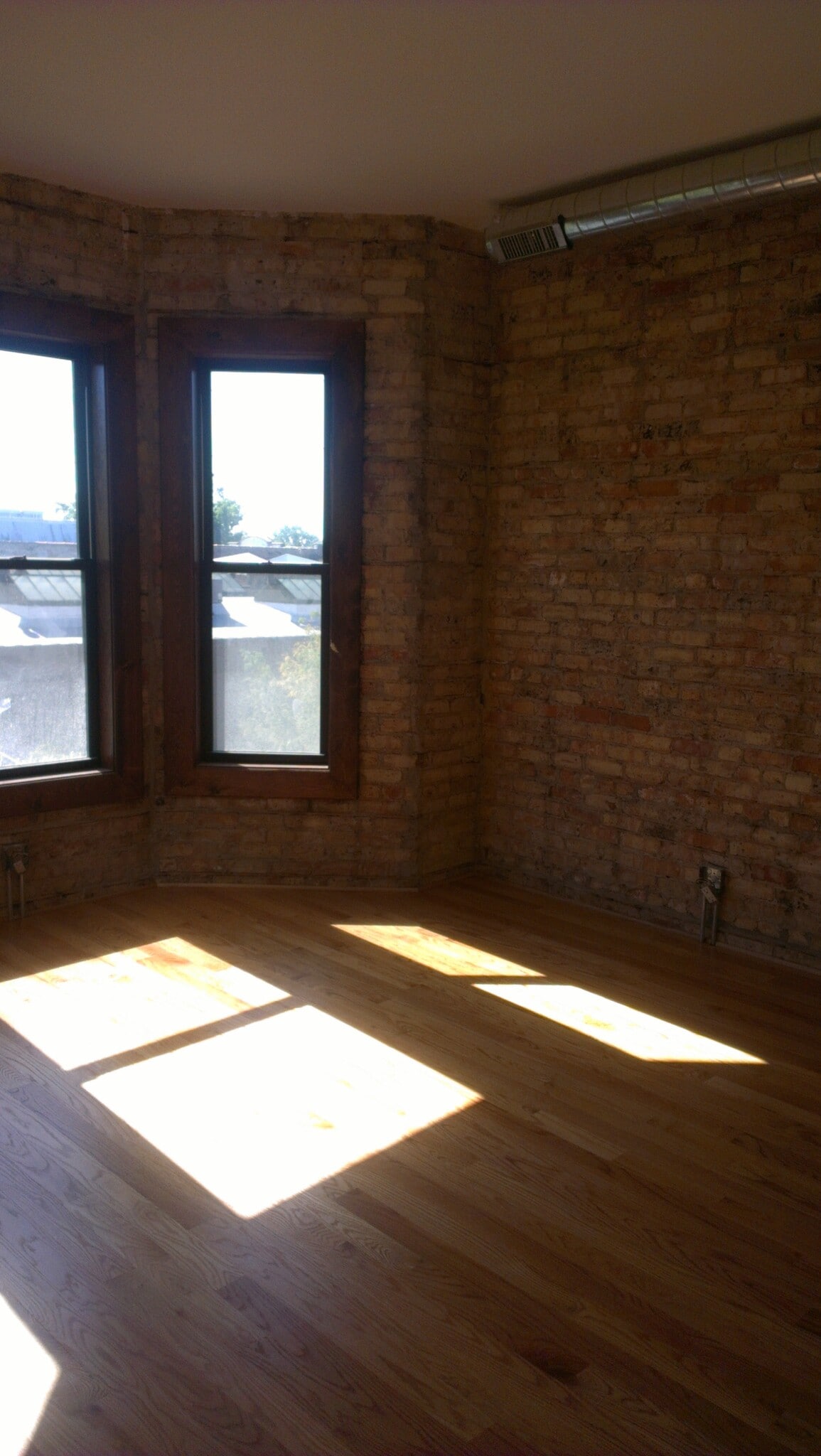 Building Photo - 1758 W Montrose Ave