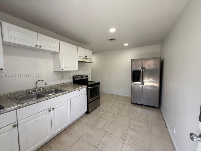 Building Photo - 817 5th St