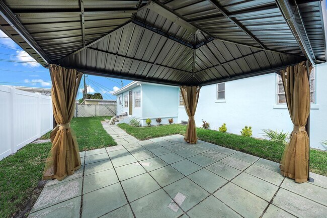 Building Photo - 135 E 28th St