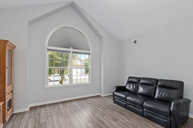 Building Photo - 33 Tallman Ln