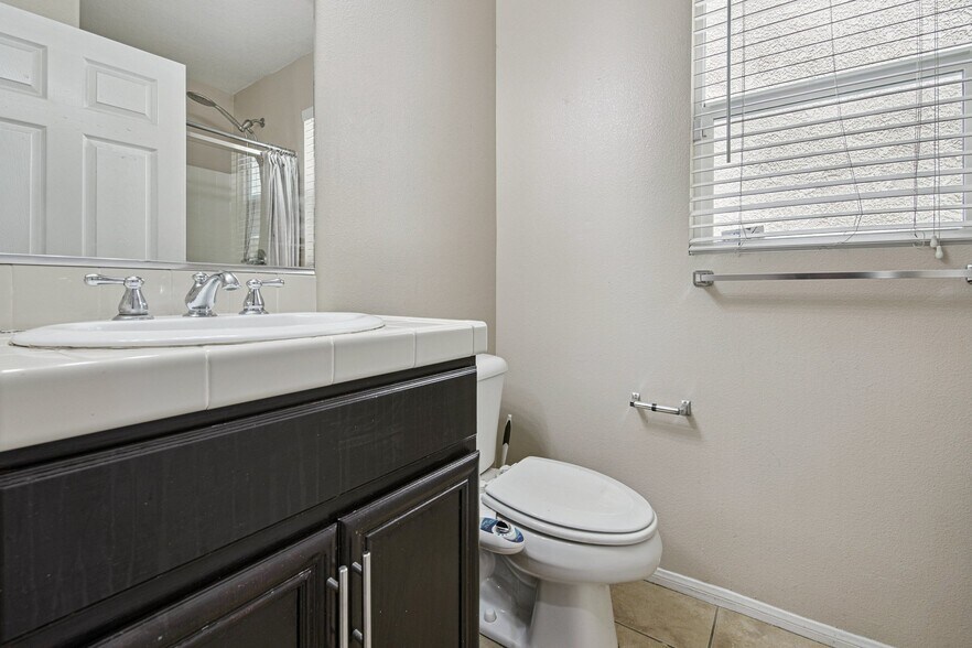 Building Photo - 9449 Hendrix Ln