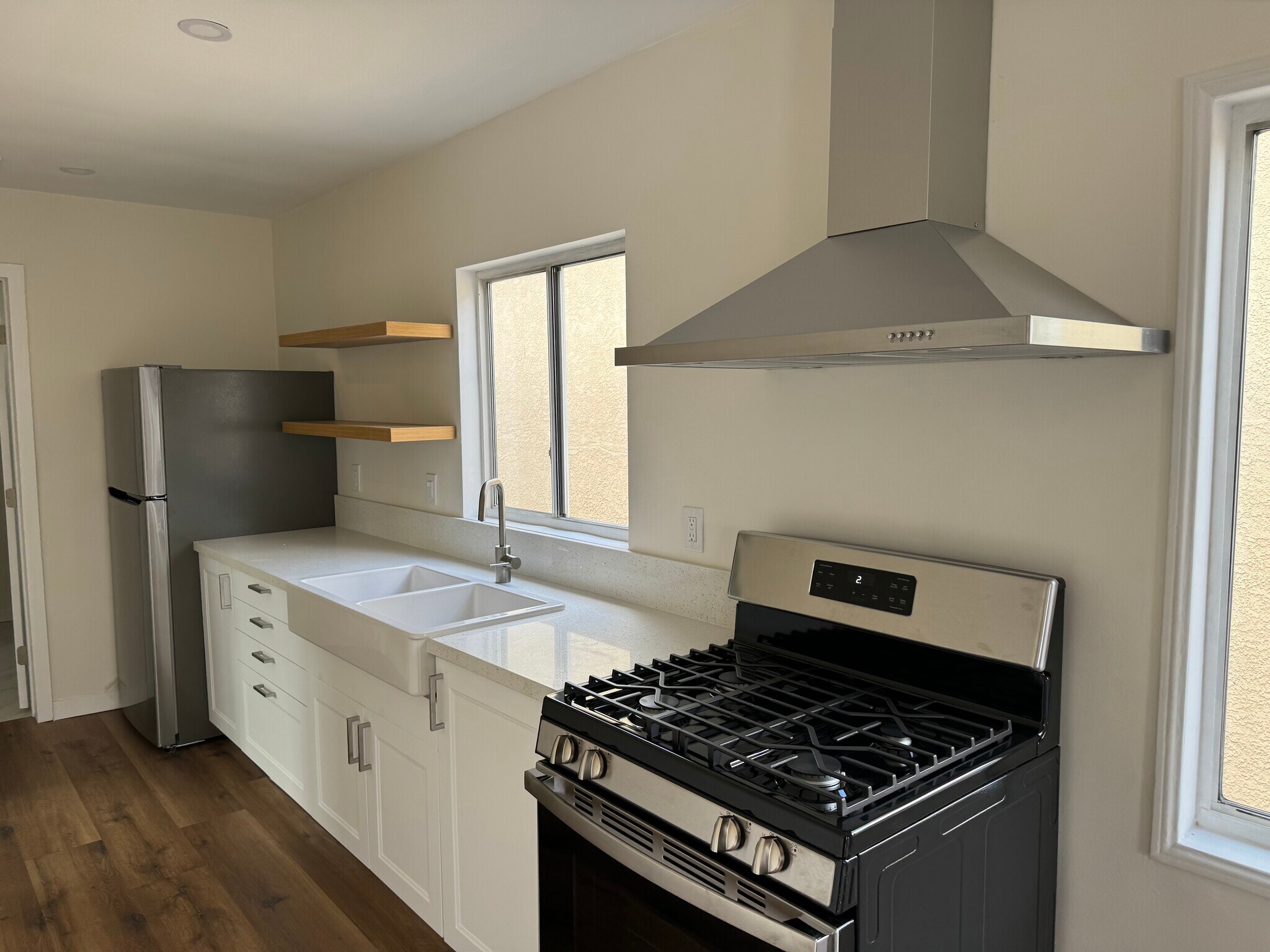 Building Photo - 1316 N Hollywood Way