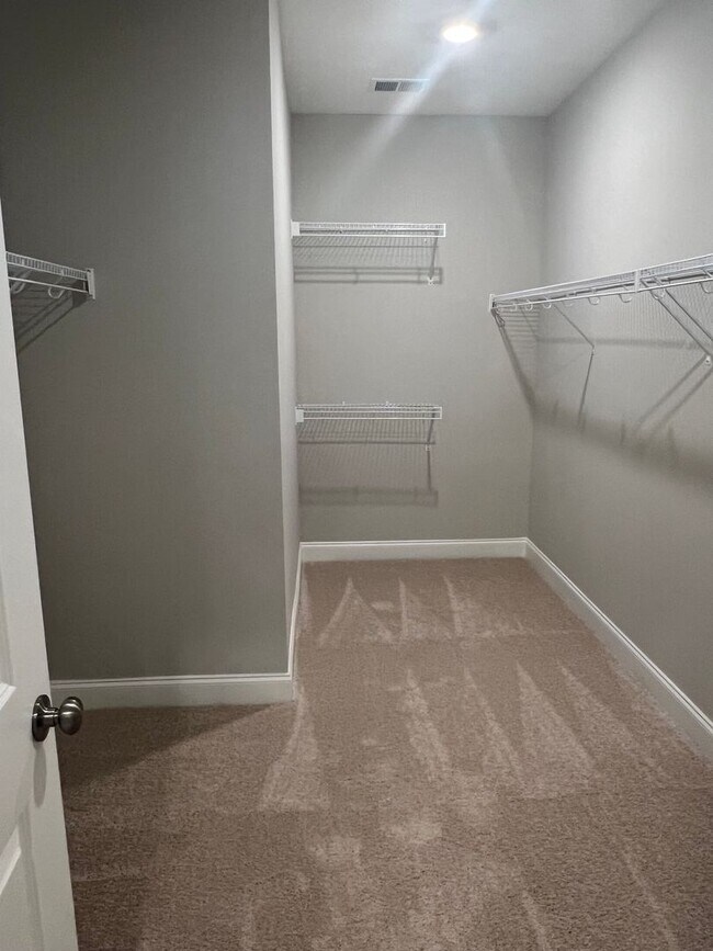 Building Photo - 3 Bedroom Townhouse in Washington Square!