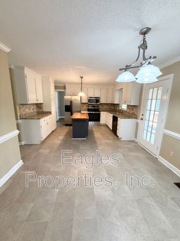 Building Photo - 100 Lakeshore Ct