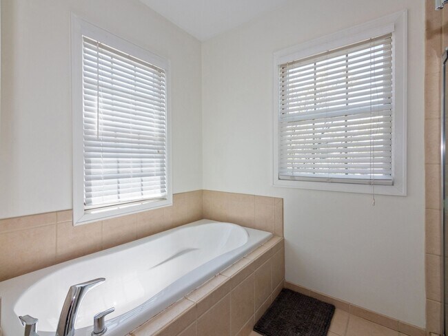 owner suite full bath - 33242 Slocum Dr