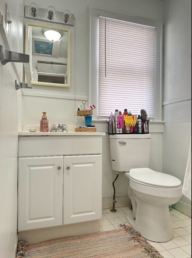 Building Photo - Charming 1/1 Home Just Minutes from Campus