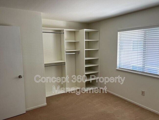 Building Photo - 13525 3/4-13524 Village Dr