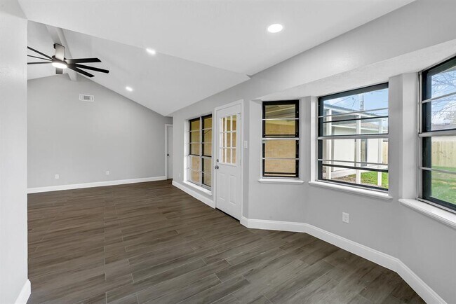 Building Photo - 4515 Larch Dr