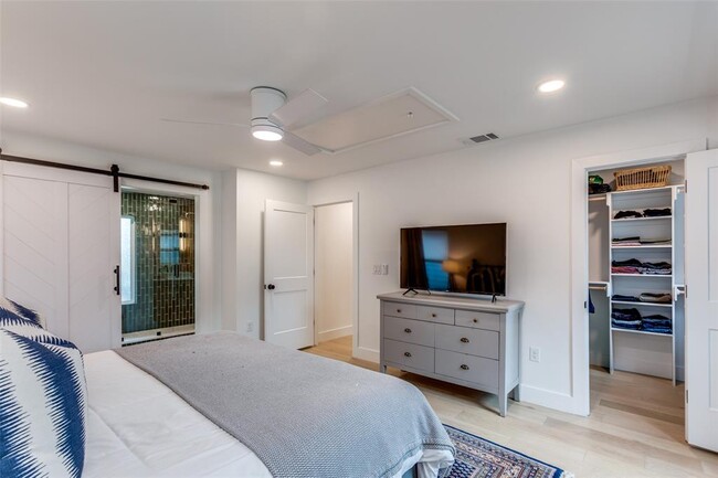 Building Photo - 2209 Fair Oaks Dr