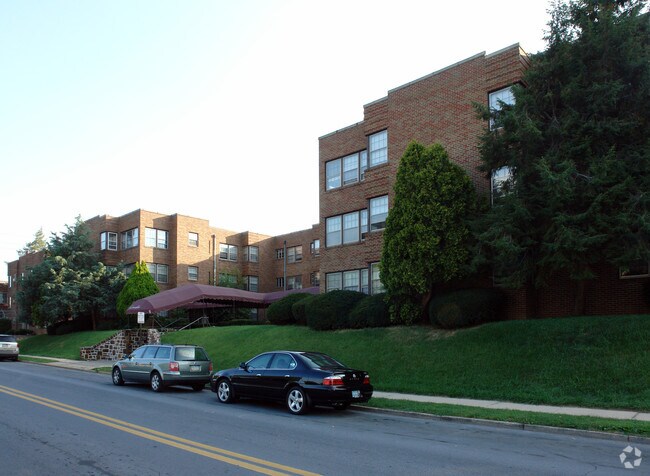 Primary Photo - Commodore Apartments