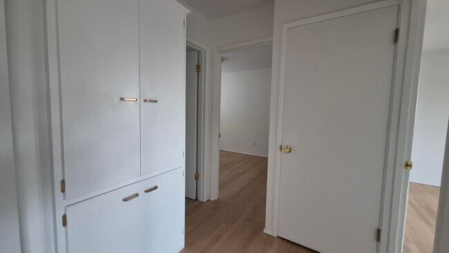 Building Photo - Amazing 2 Bedroom 1 Bath with View in NW P...