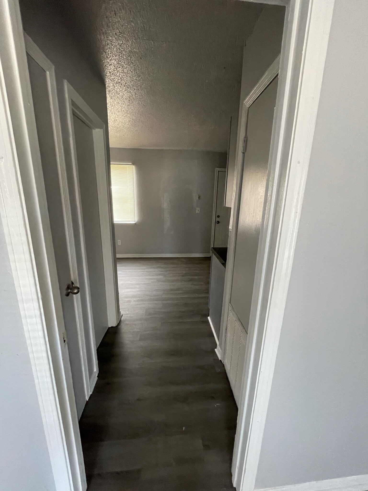 hallway entrance to kitchen - 1004 Killoden Dr