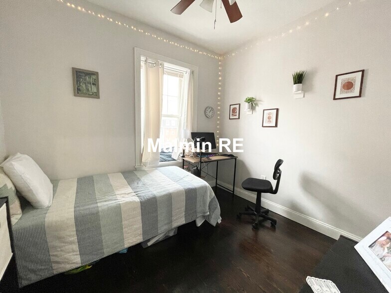 Building Photo - 998 Tremont St