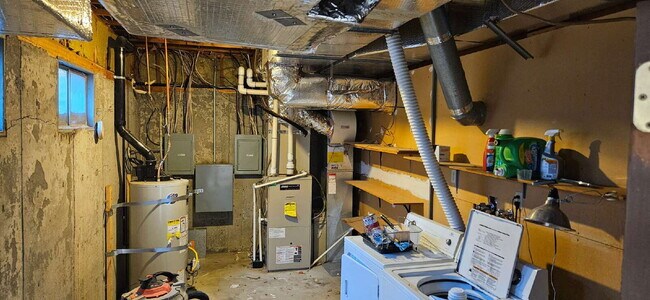 Building Photo - 2 Bed 1 Bath Daylight Basement property. P...