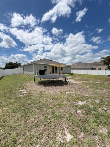 Building Photo - 4249 SW Whitebread Rd