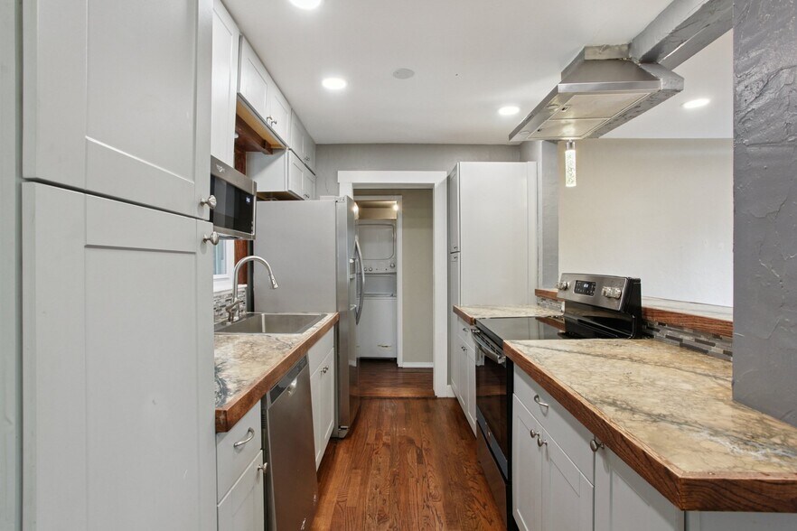 Building Photo - 2625 Newport St