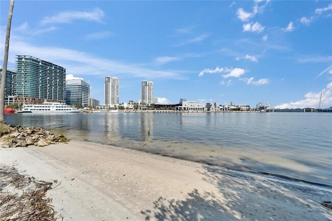 Building Photo - 705 Mainsail Dr