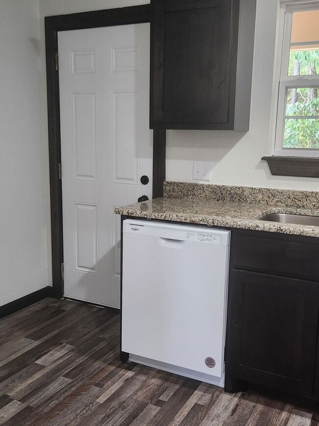 Building Photo - 2 Bedroom 2 bathroom