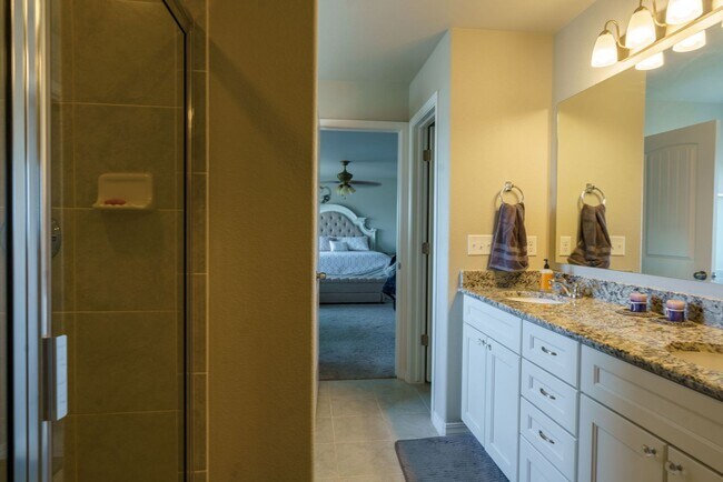 Building Photo - Like new in Ventana! 4 bedroom,3 bath, fen...