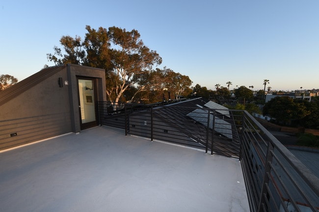 Building Photo - 1509 Cabrillo Ave