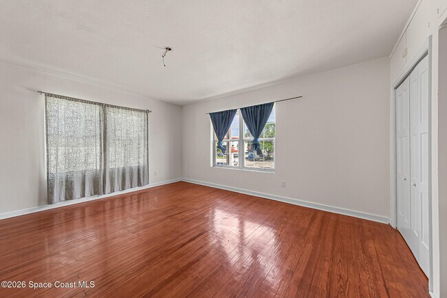 Building Photo - 1008 E Strawbridge Ave