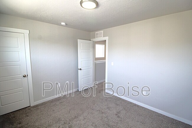 Building Photo - 960 S Nautilus Ave