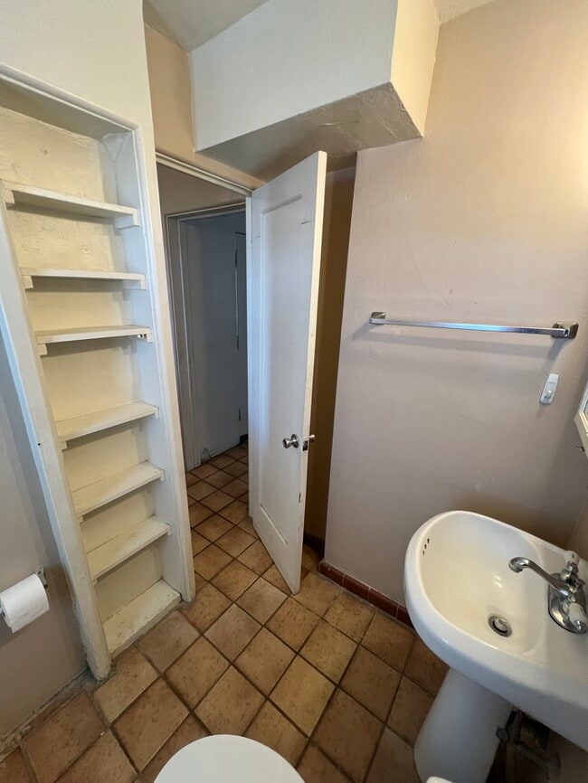 Building Photo - STUDIO FOR RENT