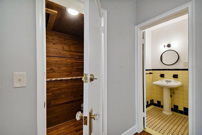 Building Photo - 2918 W Coachman Ave