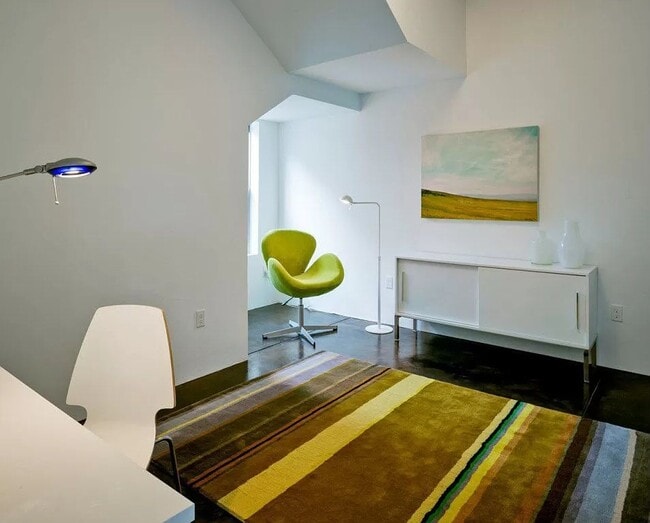 Building Photo - Beautiful Modern 3BR/3BA with In Unit Laun...