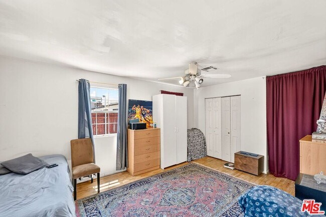 Building Photo - 6236 Lindley Ave